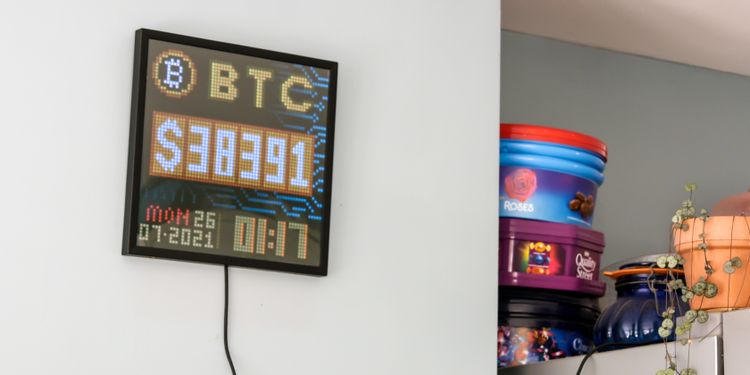 Divoom Pixoo 64 Review: Display Live Subscriber Stats and Crypto Prices